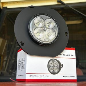 Lampa robocza LED z okrągłą płytą montażową na pudełku produktu marki CRAWER