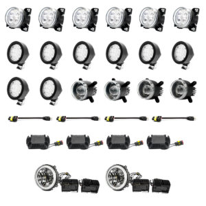 Zestaw okrągłych lamp roboczych LED, kabli i adapterów, ułożonych w rzędach na białym tle